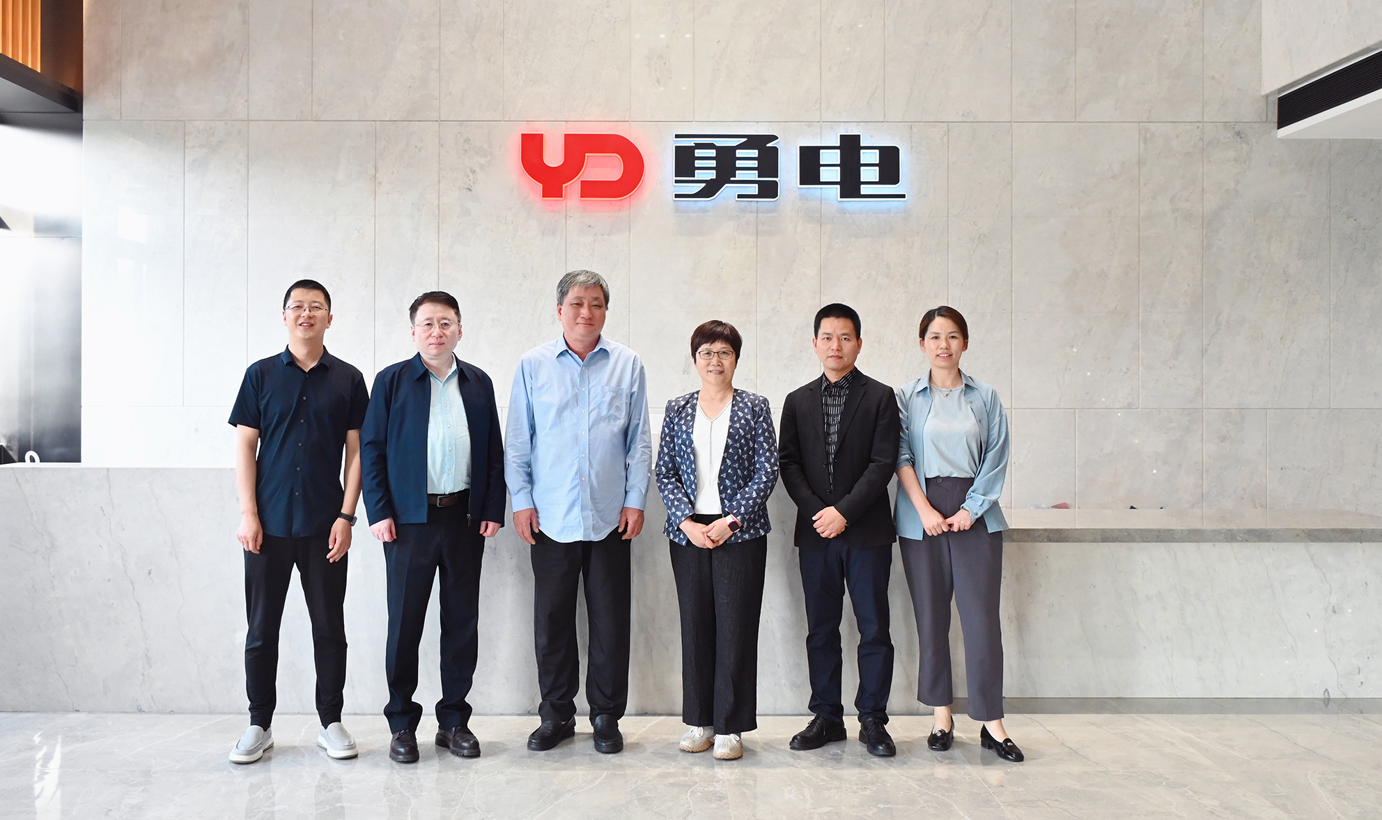 中國(guó)照明電器協(xié)會(huì)何燁理事長(zhǎng)一行蒞臨勇電調(diào)研指導(dǎo)